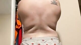 Watch me get Dressed and Shake my Ass