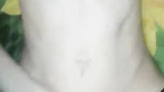 Юная девочка принимает член в свою тугую киску и сладко стоне