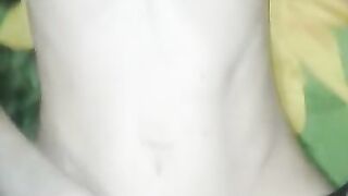 Юная девочка принимает член в свою тугую киску и сладко стоне