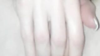 Юная девочка принимает член в свою тугую киску и сладко стоне