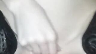 Юная девочка принимает член в свою тугую киску и сладко стоне