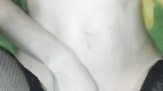 Юная девочка принимает член в свою тугую киску и сладко стоне