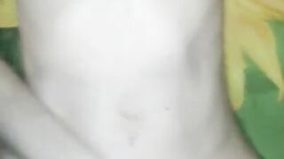 Юная девочка принимает член в свою тугую киску и сладко стоне