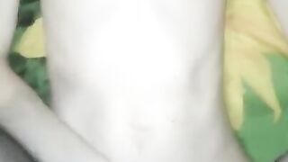 Юная девочка принимает член в свою тугую киску и сладко стоне