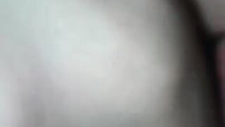 Юная девочка принимает член в свою тугую киску и сладко стоне