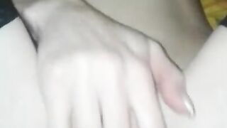 Юная девочка принимает член в свою тугую киску и сладко стоне