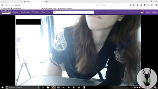 Nerdy Hot Gamer Girl Cums LIVE ON TWITCH