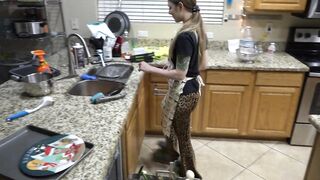 Zelda doing the Dishes then on her Knees to Suck it