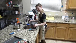 Zelda doing the Dishes then on her Knees to Suck it