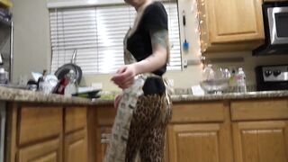 Zelda doing the Dishes then on her Knees to Suck it