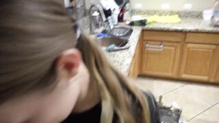 Zelda doing the Dishes then on her Knees to Suck it