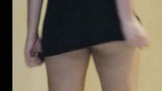 Novinha gostosa dançando de sainha