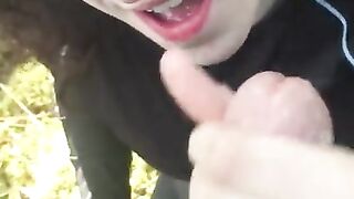 TheLovelyyLiz— GIVES STRANGER BLOWJOB ON NATURE WALK