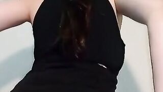 Se Rompe Las Medias y Muestra El Plug Bien Metido En La Cola - Belu Bunny