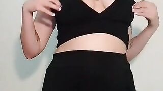 Se Rompe Las Medias y Muestra El Plug Bien Metido En La Cola - Belu Bunny