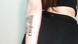 Se Rompe Las Medias y Muestra El Plug Bien Metido En La Cola - Belu Bunny