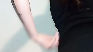 Se Rompe Las Medias y Muestra El Plug Bien Metido En La Cola - Belu Bunny