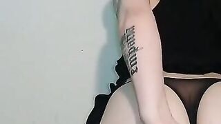 Se Rompe Las Medias y Muestra El Plug Bien Metido En La Cola - Belu Bunny