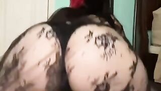 ASS SHAKING IN SLO-MO