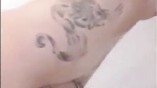 Webhure Sarah Skinny1991 unter der Dusche