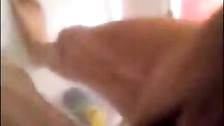 Webhure Sarah Skinny1991 unter der Dusche