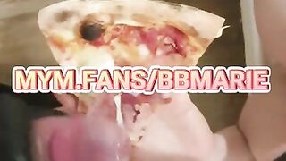 MILF Mange Une Pizza Au Sperm