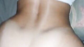 Parle avec son amant quand je la baise