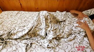 18-летняя показывает свое тело лежа в постели