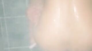 No me di cuenta que mi se metió a la bañera hasta que ya me tenia toda penetrada