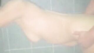 No me di cuenta que mi se metió a la bañera hasta que ya me tenia toda penetrada