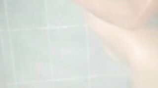 No me di cuenta que mi se metió a la bañera hasta que ya me tenia toda penetrada