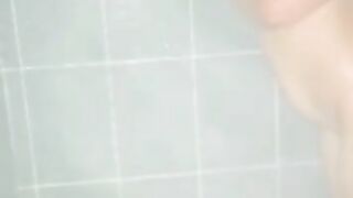 No me di cuenta que mi se metió a la bañera hasta que ya me tenia toda penetrada