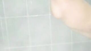 No me di cuenta que mi se metió a la bañera hasta que ya me tenia toda penetrada