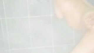 No me di cuenta que mi se metió a la bañera hasta que ya me tenia toda penetrada