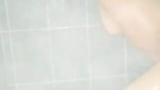 No me di cuenta que mi se metió a la bañera hasta que ya me tenia toda penetrada