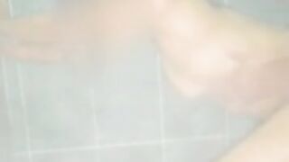 No me di cuenta que mi se metió a la bañera hasta que ya me tenia toda penetrada