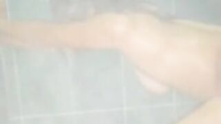 No me di cuenta que mi se metió a la bañera hasta que ya me tenia toda penetrada