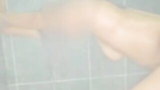 No me di cuenta que mi se metió a la bañera hasta que ya me tenia toda penetrada