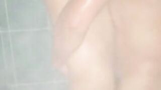 No me di cuenta que mi se metió a la bañera hasta que ya me tenia toda penetrada