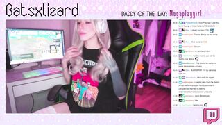 Twitch Streamer Megaplaygirl got Naked while Playing League of Legends Fucking while still Online