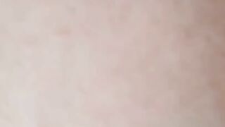 Tinder Milf reitet Student und kommt zum Orgasmus