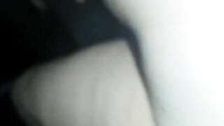 Tinder Milf reitet Student und kommt zum Orgasmus