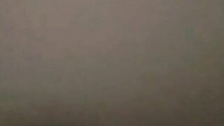 Tinder Milf reitet Student und kommt zum Orgasmus