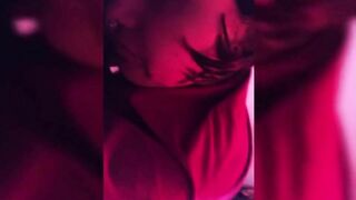 Latina con buen trasero me da una mamada