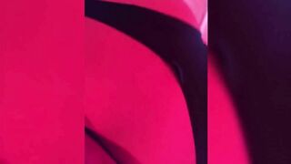 Latina con buen trasero me da una mamada