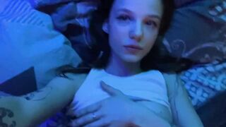 Beauty masturbates her pussy.