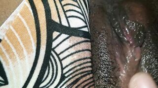 ASMR: Mulher gostosa batendo Siririca até gozar