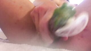 Mi masturbo con una zucchina e vengo sulla telecamera