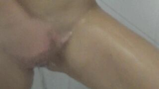 Duschen, während ihre Pussy kommt