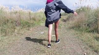 Milf Latina me echa la leche de sus tetas al aire libre